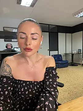 Snapshot of EmaSalis chatting on February 2025 11:43:02 AM EmaSalis online show from February 2025 11:43:02 AM