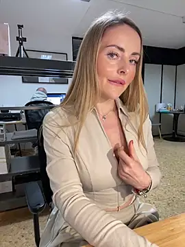 Snapshot of EmaSalis chatting on March 2025 09:33:02 AM EmaSalis online show from March 2025 09:33:02 AM