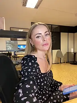 Snapshot of EmaSalis chatting on March 2025 08:11:02 PM EmaSalis online show from March 2025 08:11:02 PM