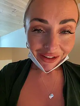 Snapshot of EmaSalis chatting on September 2025 11:21:02 AM EmaSalis online show from September 2025 11:21:02 AM