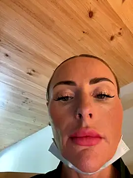 Snapshot of EmaSalis chatting on September 2025 10:15:02 AM EmaSalis online show from September 2025 10:15:02 AM