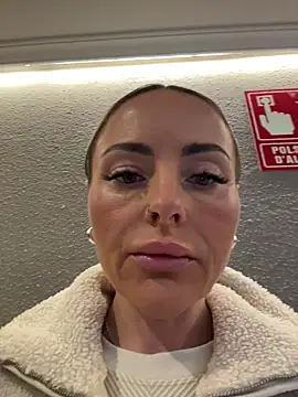 Snapshot of EmaSalis chatting on November 2025 08:20:02 AM EmaSalis online show from November 2025 08:20:02 AM