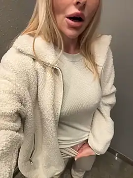 Snapshot of EmaSalis chatting on November 2025 08:16:02 AM EmaSalis online show from November 2025 08:16:02 AM