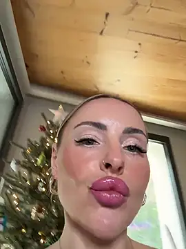 Snapshot of EmaSalis chatting on December 2025 10:41:02 AM EmaSalis online show from December 2025 10:41:02 AM