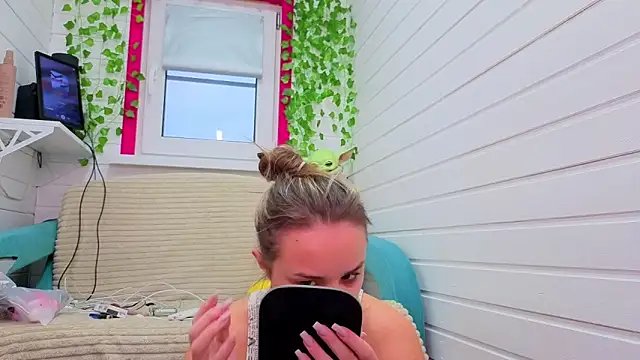 Misss Vikk online show from November 2025 06:35:01 AM