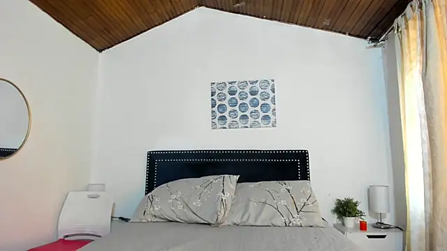 Snapshot of ZulyMichels chatting on November 2025 12:27:01 PM ZulyMichels online show from November 2025 12:27:01 PM