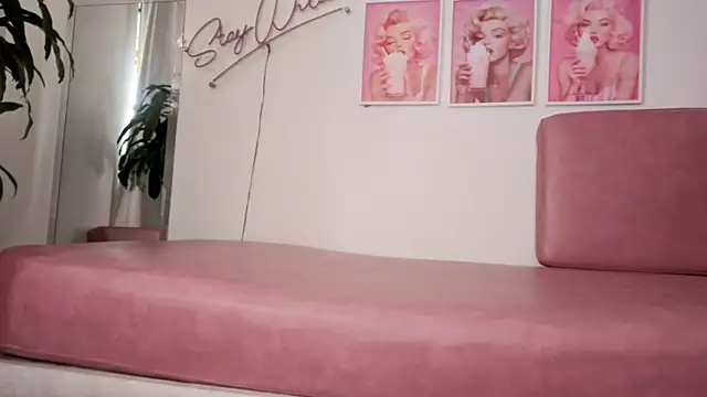 Snapshot of Adele_LatinLady chatting on November 2025 09:08:01 PM Adele LatinLady online show from November 2025 09:08:01 PM