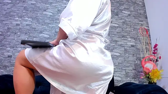 Snapshot of LizzRouse chatting on February 2025 08:33:02 AM LizzRouse online show from February 2025 08:33:02 AM