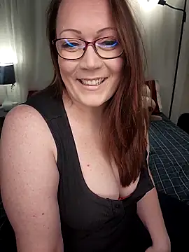 Snapshot of BBWQUEENBEEE chatting on February 2025 06:54:01 PM BBWQUEENBEEE online show from February 2025 06:54:01 PM