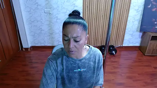 Snapshot of Anitta_muscle chatting on July 2026 08:03:02 PM Anitta muscle online show from July 2026 08:03:02 PM