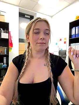 Snapshot of CherryAuroraa chatting on December 2024 09:46:01 PM CherryAuroraa online show from December 2024 09:46:01 PM