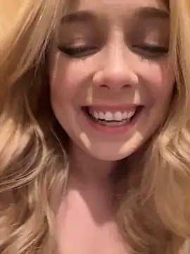 Snapshot of CherryAuroraa chatting on December 2024 04:03:02 PM CherryAuroraa online show from December 2024 04:03:02 PM