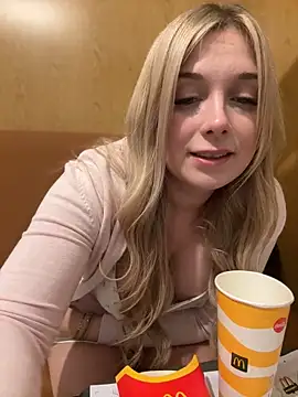 Snapshot of CherryAuroraa chatting on February 2025 08:00:02 PM CherryAuroraa online show from February 2025 08:00:02 PM