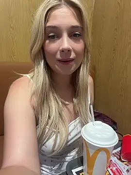 Snapshot of CherryAuroraa chatting on June 2026 05:38:02 PM CherryAuroraa online show from June 2026 05:38:02 PM