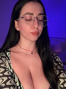 Emylia online show from November 2025 05:00:01 PM