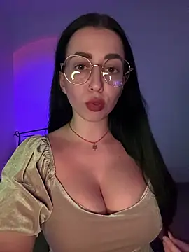 Emylia online show from November 2025 06:41:01 PM