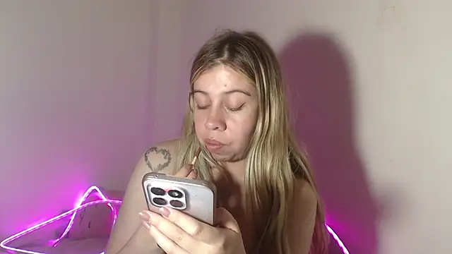 Snapshot of SweetSofty chatting on November 2025 10:23:02 PM SweetSofty online show from November 2025 10:23:02 PM