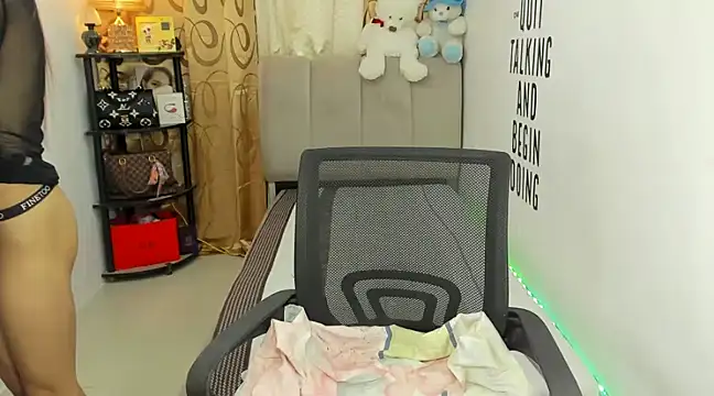 Trixie Mattel21 online show from January 2025 05:23:01 AM