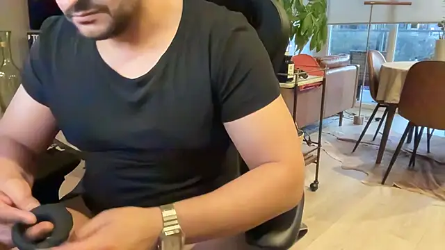 Snapshot of HungandThickLatin chatting on January 2025 01:19:01 AM HungandThickLatin online show from January 2025 01:19:01 AM