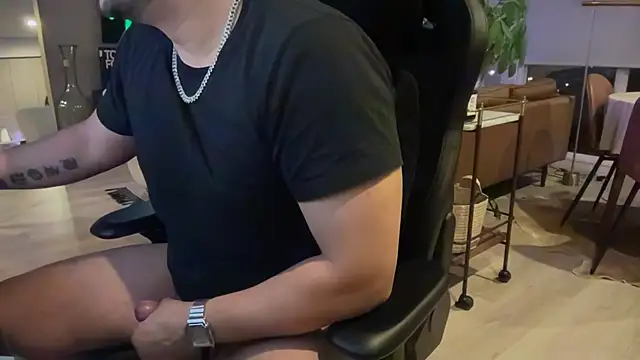 Snapshot of HungandThickLatin chatting on January 2025 02:47:01 AM HungandThickLatin online show from January 2025 02:47:01 AM