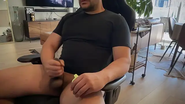 Snapshot of HungandThickLatin chatting on January 2025 06:23:01 PM HungandThickLatin online show from January 2025 06:23:01 PM