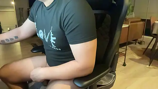 Snapshot of HungandThickLatin chatting on January 2025 12:43:02 PM HungandThickLatin online show from January 2025 12:43:02 PM
