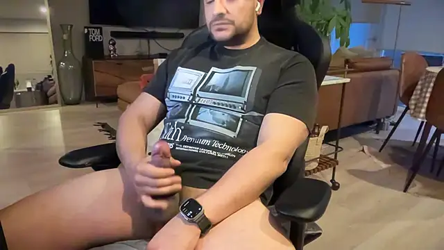 Snapshot of HungandThickLatin chatting on February 2025 01:23:02 AM HungandThickLatin online show from February 2025 01:23:02 AM