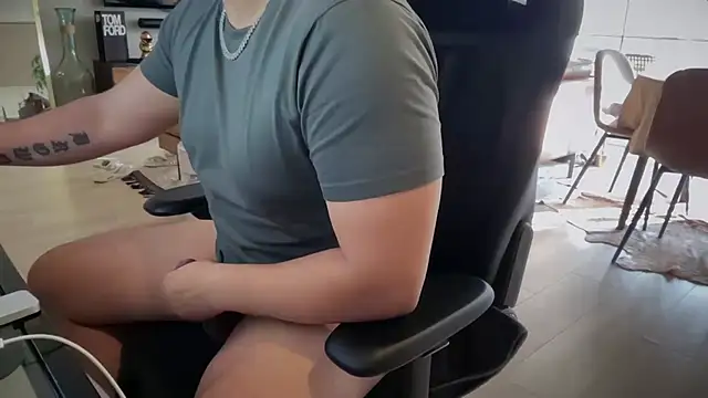 Snapshot of HungandThickLatin chatting on February 2025 12:41:01 AM HungandThickLatin online show from February 2025 12:41:01 AM