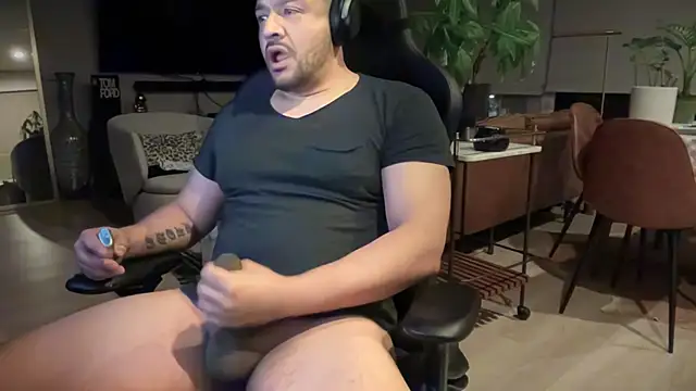 Snapshot of HungandThickLatin chatting on March 2025 12:06:02 PM HungandThickLatin online show from March 2025 12:06:02 PM