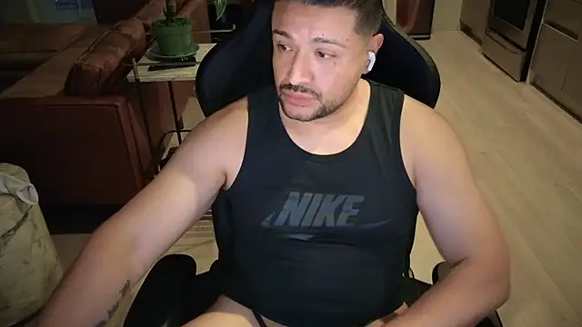 Snapshot of HungandThickLatin chatting on October 2025 01:49:02 AM HungandThickLatin online show from October 2025 01:49:02 AM