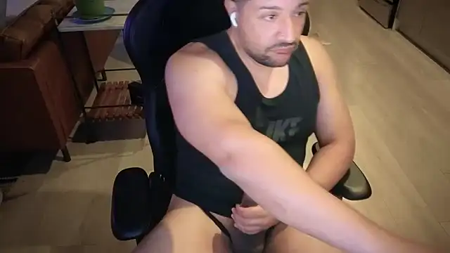 Snapshot of HungandThickLatin chatting on October 2025 01:28:02 AM HungandThickLatin online show from October 2025 01:28:02 AM