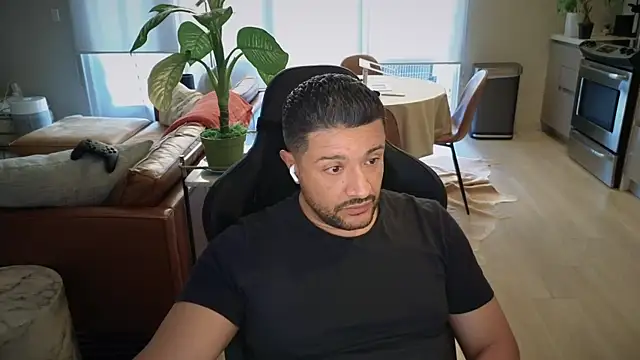 Snapshot of HungandThickLatin chatting on October 2025 12:29:01 AM HungandThickLatin online show from October 2025 12:29:01 AM