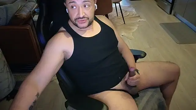 Snapshot of HungandThickLatin chatting on November 2025 12:33:01 AM HungandThickLatin online show from November 2025 12:33:01 AM