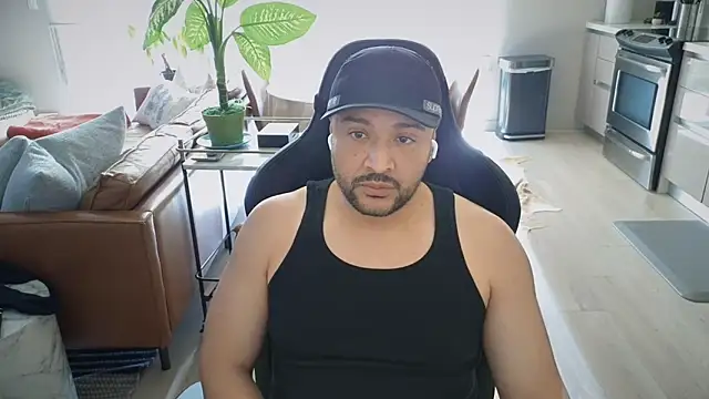 Snapshot of HungandThickLatin chatting on November 2025 10:21:01 PM HungandThickLatin online show from November 2025 10:21:01 PM