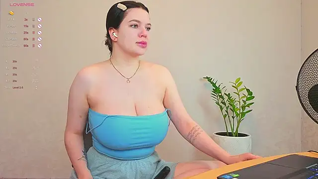 Snapshot of LovlyBambi chatting on September 2025 07:33:02 AM LovlyBambi online show from September 2025 07:33:02 AM