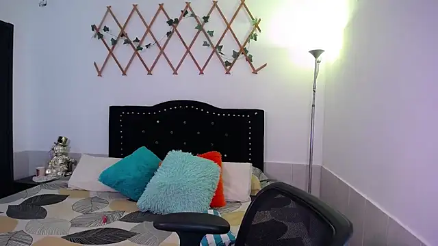 Snapshot of naughty_girl_4u chatting on October 2025 03:46:01 PM naughty girl 4u online show from October 2025 03:46:01 PM