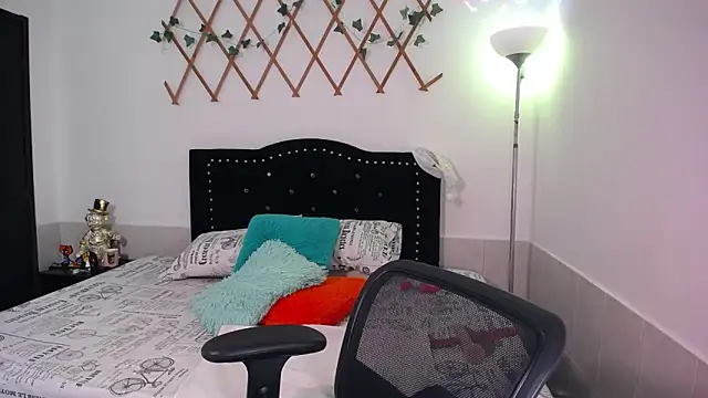 Snapshot of naughty_girl_4u chatting on December 2025 05:06:02 PM naughty girl 4u online show from December 2025 05:06:02 PM