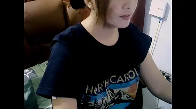 Snapshot of makemefallin chatting on March 2025 01:30:02 PM makemefallin online show from March 2025 01:30:02 PM