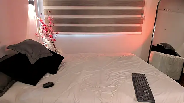 MERIDA TAYLOR online show from September 2025 01:11:02 PM