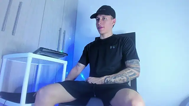 Snapshot of enzo_bvlgari chatting on March 2025 04:04:01 AM enzo bvlgari online show from March 2025 04:04:01 AM