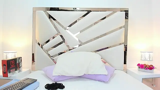 Snapshot of Naughty__Mom chatting on March 2025 10:33:01 AM Naughty Mom online show from March 2025 10:33:01 AM