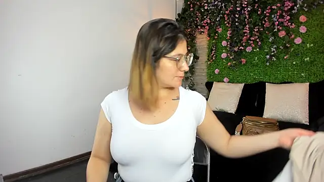 SarahDeyvis online show from November 2025 01:00:01 PM