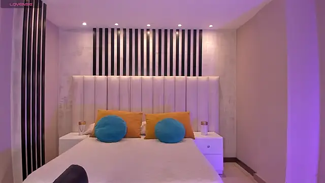 EveBensonX online show from April 2026 07:37:02 PM