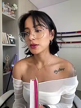 Snapshot of Ale_Lewis chatting on December 2024 08:00:02 PM Ale Lewis online show from December 2024 08:00:02 PM