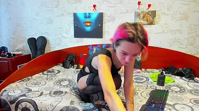 Snapshot of KagamiTayga chatting on February 2025 08:00:02 AM KagamiTayga online show from February 2025 08:00:02 AM