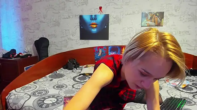 Snapshot of KagamiTayga chatting on March 2025 08:32:01 AM KagamiTayga online show from March 2025 08:32:01 AM