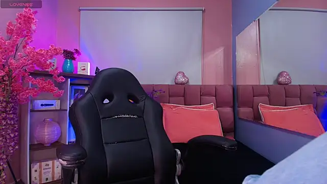 Snapshot of mia_thompsonn_ chatting on December 2025 02:37:02 PM mia thompsonn online show from December 2025 02:37:02 PM