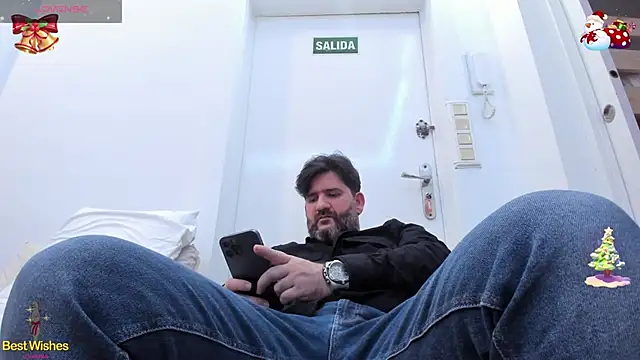 Snapshot of Maxi_TheBigDaddy chatting on December 2024 06:31:01 PM Maxi TheBigDaddy online show from December 2024 06:31:01 PM