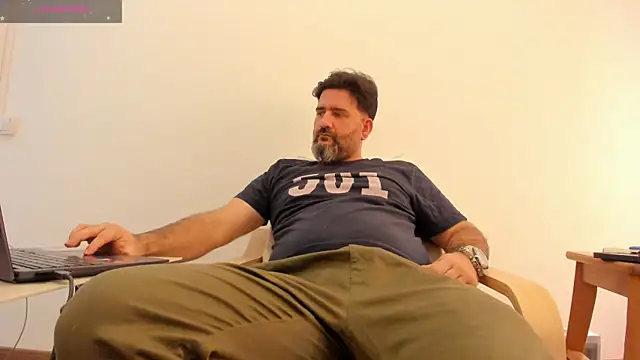 Snapshot of Maxi_TheBigDaddy chatting on January 2025 12:33:01 PM Maxi TheBigDaddy online show from January 2025 12:33:01 PM