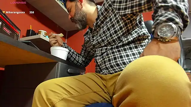 Snapshot of Maxi_TheBigDaddy chatting on February 2025 06:32:02 PM Maxi TheBigDaddy online show from February 2025 06:32:02 PM